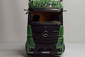 MERCEDES ACTROS GIGASPACE 4X2 2018 NZG 1:18 — фото 9