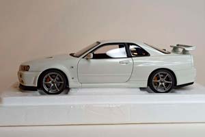 NISSAN SKYLINE GT-R (R34) V-SPEC II AUTOART 1:18 — фото 2
