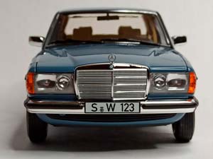 MERCEDES 200 W123 BLUE 1:18 NOREV — фото 4