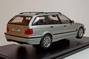 BMW 320I E36 TOURING SILVER 1:18 MCG — фото 5