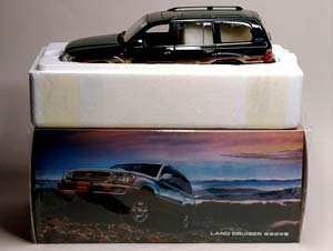 TOYOTA LAND CRUISER 100 GREEN 1:18 — фото 9