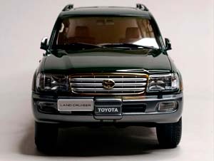 TOYOTA LAND CRUISER 100 GREEN 1:18 — фото 3