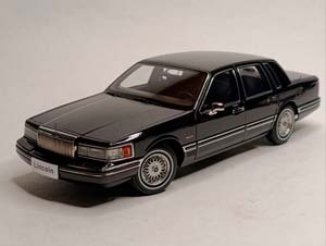 LINCOLN TOWN CAR BLACK 1:18