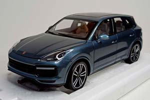 PORSCHE CAYENNE TURBO S 2017 MINICHAMPS 1:18 — фото 1