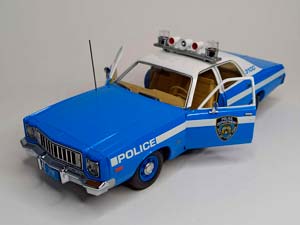 PLYMOUTH FURY NEW YORK POLICE 1975 GREENLIGHT 1:18 — фото 3