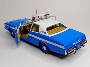 PLYMOUTH FURY NEW YORK POLICE 1975 GREENLIGHT 1:18 — фото 4