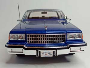 CHEVROLET CAPRICE CLASSIC FBI 1:18 MCG — фото 7