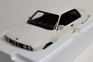 BMW M3 STREET (E30) 1987 MINICHAMPS 1:18 — фото 4