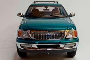 FORD EXPEDITION REGULAR XLT 1:18 UT MODELS — фото 8