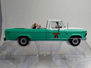 FORD F-100 PICKUP С ФИГУРКОЙ МЕДВЕДЯ 1:18 — фото 6