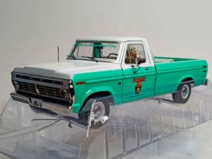 FORD F-100 PICKUP С ФИГУРКОЙ МЕДВЕДЯ 1:18