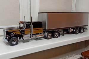 KENWORTH W900 + ПРИЦЕП (ФУРА) 1:18