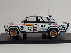 ВОЛЖСКИЙ АВТОМОБИЛЬ LADA 2105 VFTS #42 1000 LAKES 1:18 IXO — фото 2