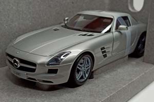 MERCEDES SLS AMG 1:18 MINICHAMPS — фото 4