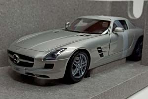 MERCEDES SLS AMG 1:18 MINICHAMPS