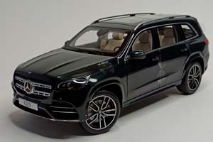 MERCEDES GLS GREEN 1:18 ДИЛЕРСКИЙ