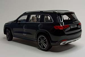 MERCEDES GLS GREEN 1:18 ДИЛЕРСКИЙ — фото 2