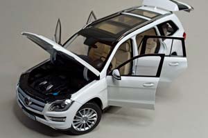 MERCEDES GLS 500 WHITE 1:18 ДИЛЕРСКИЙ — фото 3
