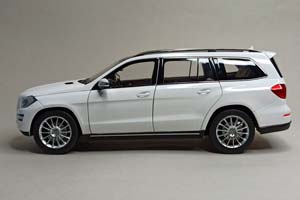 MERCEDES GLS 500 WHITE 1:18 ДИЛЕРСКИЙ — фото 5