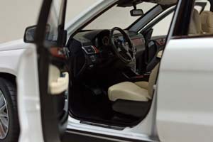 MERCEDES GLS 500 WHITE 1:18 ДИЛЕРСКИЙ — фото 6