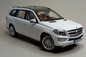 MERCEDES GLS 500 WHITE 1:18 ДИЛЕРСКИЙ — фото 7