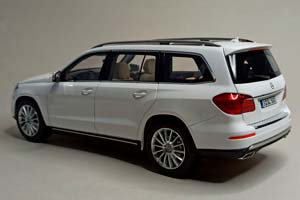 MERCEDES GLS 500 WHITE 1:18 ДИЛЕРСКИЙ — фото 8