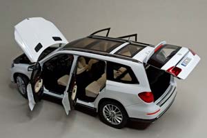 MERCEDES GLS 500 WHITE 1:18 ДИЛЕРСКИЙ — фото 2