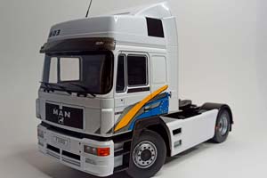MAN F2000 WHITE 1:18 MCG — фото 1