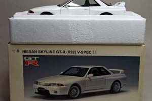 NISSAN SKYLINE GT-R (R32) V-SPEC II AUTOART 1:18 — фото 1