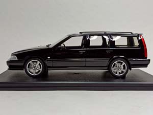 VOLVO V70 R KOMBI BLACK 1:18 DNA — фото 3