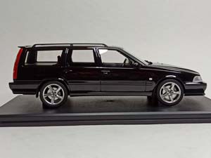 VOLVO V70 R KOMBI BLACK 1:18 DNA — фото 7