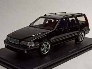 VOLVO V70 R KOMBI BLACK 1:18 DNA