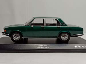 BMW 2500 1968 GREEN 1:18 MINICHAMPS — фото 2