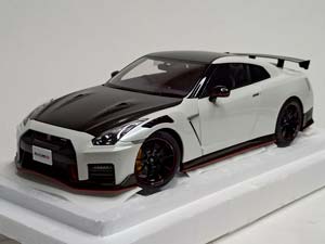 NISSAN GTR (R35) NISMO 2022 WHITE 1:18 AUTOART