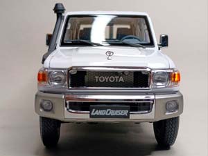 TOYOTA LAND CRUISER 70 SER (J76) ALMOST REAL 1:18 — фото 3
