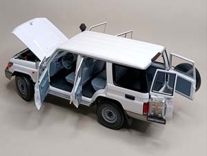 TOYOTA LAND CRUISER 70 SER (J76) ALMOST REAL 1:18 — фото 4