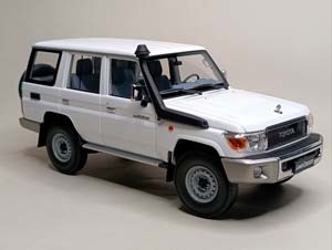 TOYOTA LAND CRUISER 70 SER (J76) ALMOST REAL 1:18 — фото 5