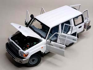 TOYOTA LAND CRUISER 70 SER (J76) ALMOST REAL 1:18 — фото 2
