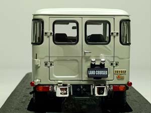TOYOTA LAND CRUISER 40 VAN 1:18 KYOSHO — фото 3