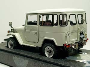 TOYOTA LAND CRUISER 40 VAN 1:18 KYOSHO — фото 2