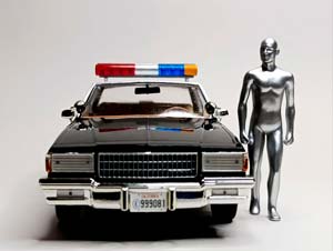 CHEVROLET CAPRICE + 2 ФИГУРКИ ИЗ К/Ф ТЕРМИНАТОР 1:18 — фото 4