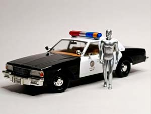 CHEVROLET CAPRICE + 2 ФИГУРКИ ИЗ К/Ф ТЕРМИНАТОР 1:18 — фото 6