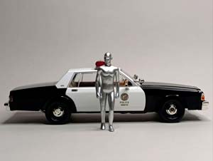 CHEVROLET CAPRICE + 2 ФИГУРКИ ИЗ К/Ф ТЕРМИНАТОР 1:18 — фото 7