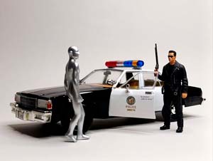 CHEVROLET CAPRICE + 2 ФИГУРКИ ИЗ К/Ф ТЕРМИНАТОР 1:18 — фото 2