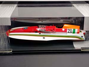 FERRARI MOLINARI 4 PUNTI MOTORBOAT  / ЛОДКА ФЕРРАРИ С БОКСОМ 1:18 BBR