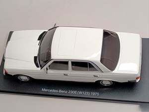 MERCEDES 230E (W123) 1975 WHITE KK SCALE 1:18 — фото 9