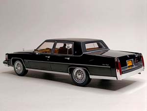 CADILLAC FLEETWOOD BROUGHAM 1982 BLACK 1:18 MCG — фото 3