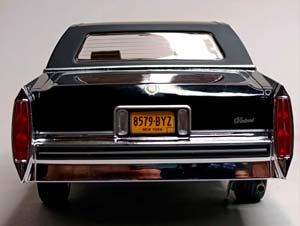 CADILLAC FLEETWOOD BROUGHAM 1982 BLACK 1:18 MCG — фото 4
