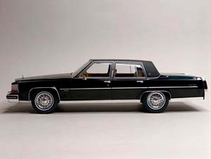 CADILLAC FLEETWOOD BROUGHAM 1982 BLACK 1:18 MCG — фото 2