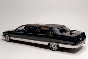 CADILLAC FLEETWOOD BROUGHAM LIMOUSINE 1:18 — фото 2